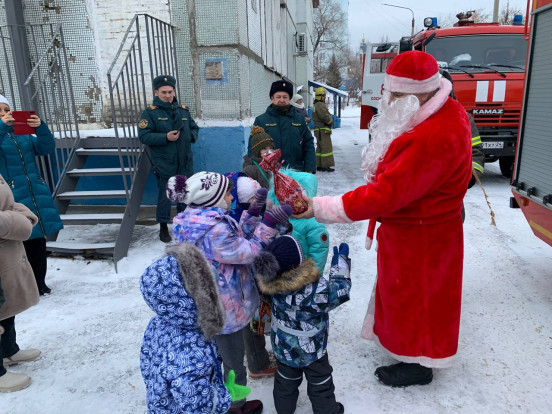 Пожарные Сосновоборска побывали в гостях у детей Сосновоборского детского дома Пожарные Сосновоборска побывали в гостях у детей Сосновоборского детского дома 1