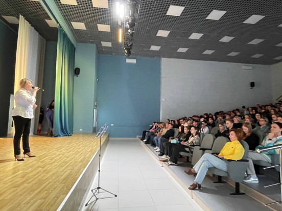 В техникуме Сосновоборска прошел концерт «СВОим посвящается» В техникуме Сосновоборска прошел концерт «СВОим посвящается» 1