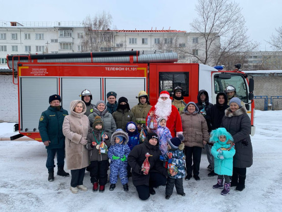 Пожарные Сосновоборска побывали в гостях у детей Сосновоборского детского дома Пожарные Сосновоборска побывали в гостях у детей Сосновоборского детского дома 2