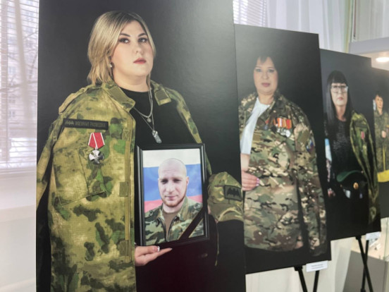 В Сосновоборске открылась фотовыставка Всероссийского проекта «Жена героя», она будет работать три недели В Сосновоборске открылась фотовыставка Всероссийского проекта «Жена героя», она будет работать три недели 3