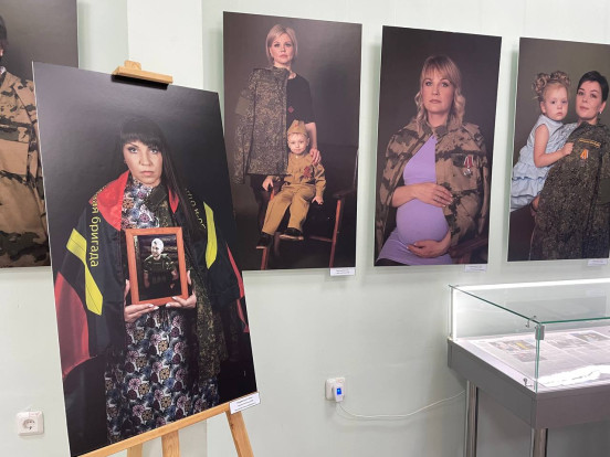 В Сосновоборске открылась фотовыставка Всероссийского проекта «Жена героя», она будет работать три недели В Сосновоборске открылась фотовыставка Всероссийского проекта «Жена героя», она будет работать три недели 5
