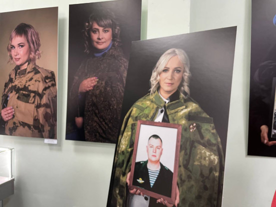 В Сосновоборске открылась фотовыставка Всероссийского проекта «Жена героя», она будет работать три недели В Сосновоборске открылась фотовыставка Всероссийского проекта «Жена героя», она будет работать три недели 6