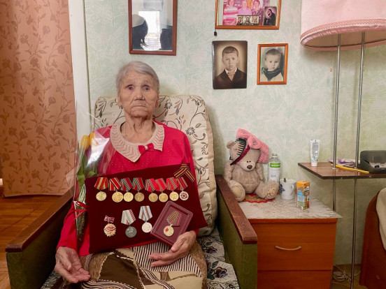 В Сосновоборске продолжается награждение медалями к– 80-летию Победы в Великой Отечественной войне В Сосновоборске продолжается награждение медалями к– 80-летию Победы в Великой Отечественной войне 2