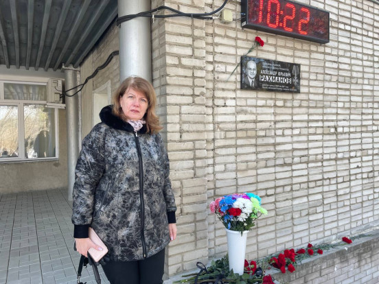 В Сосновоборске почтили память Александра Рахманова, установив мемориальную доску В Сосновоборске почтили память Александра Рахманова, установив мемориальную доску 3