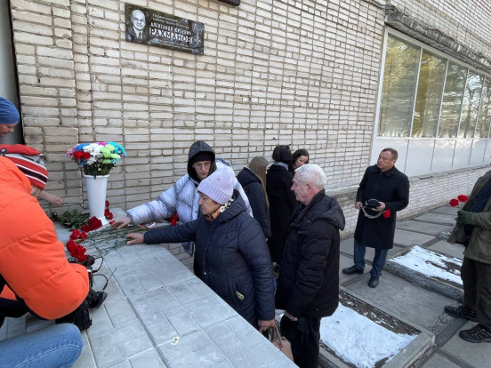В Сосновоборске почтили память Александра Рахманова, установив мемориальную доску В Сосновоборске почтили память Александра Рахманова, установив мемориальную доску 8