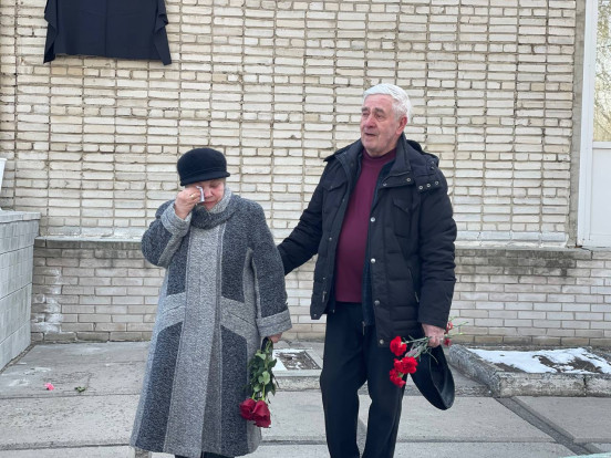 В Сосновоборске почтили память Александра Рахманова, установив мемориальную доску В Сосновоборске почтили память Александра Рахманова, установив мемориальную доску 9